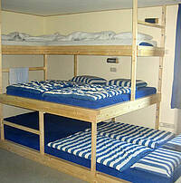 In einigen Zimmern sind praktische Bettenlandschaften installiert. 